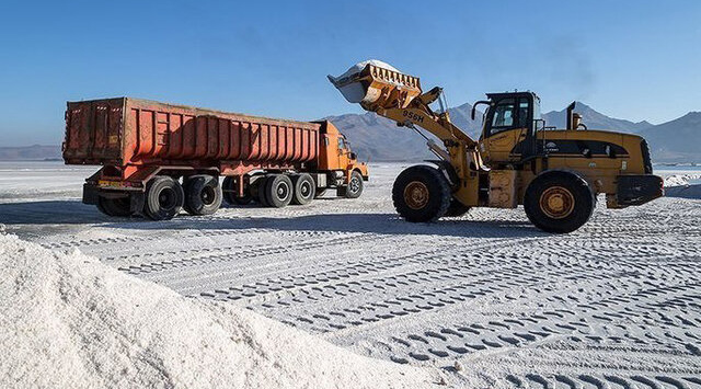 تنها ماده معدنی که از بستر دریاچه ارومیه برداشت می‌شود نمک خشک است